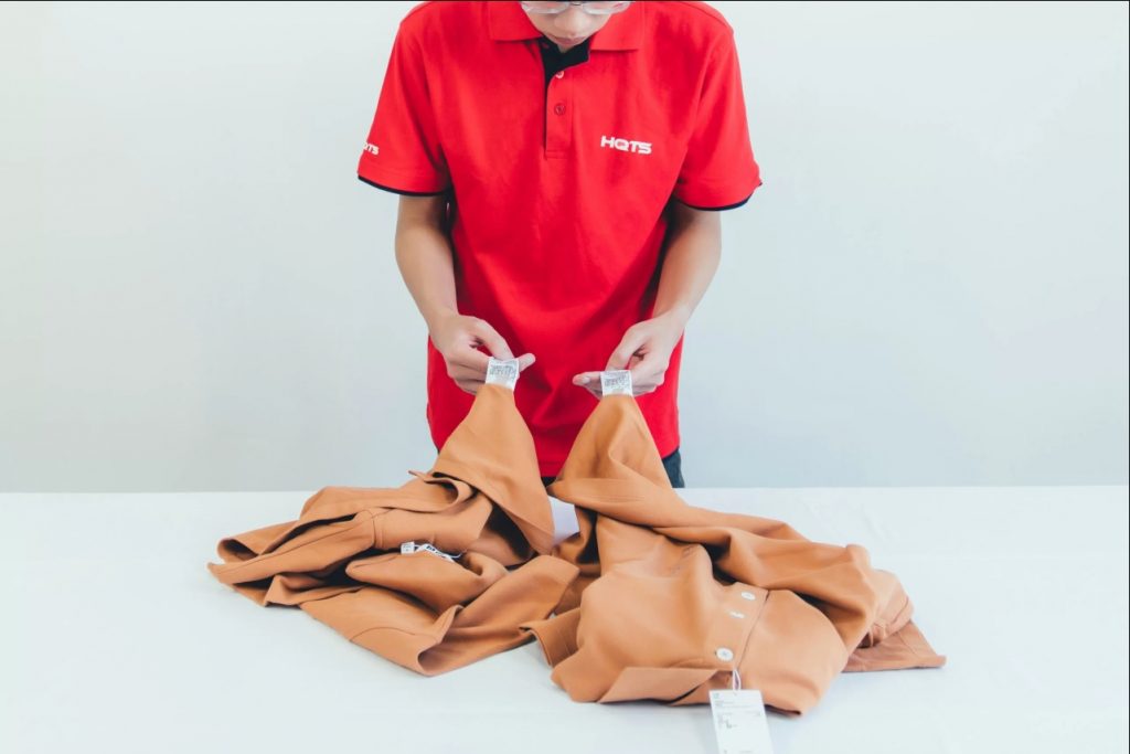 实验室技术员正在对服装、鞋帽进行质量检验