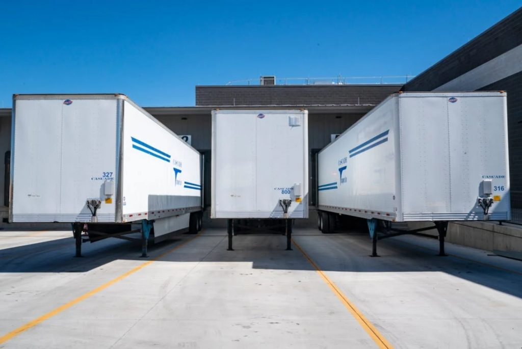 Eastern European cold chain trucks loading constant temperature containers in front of the warehouse