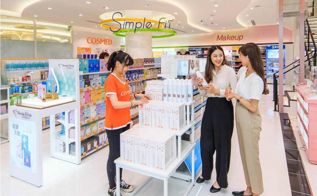 台湾消费者在商场选购大陆品牌家电与美妆产品
