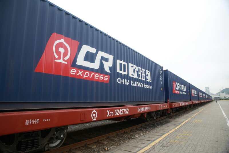 A freight train labeled "YUXINOU Silk Road Express" transporting ceramic goods from Shenzhen to Warsaw, with a timeline showing 20-day transit and a 75% CO₂ reduction badge, highlighting fast and eco-friendly EU-China logistics.